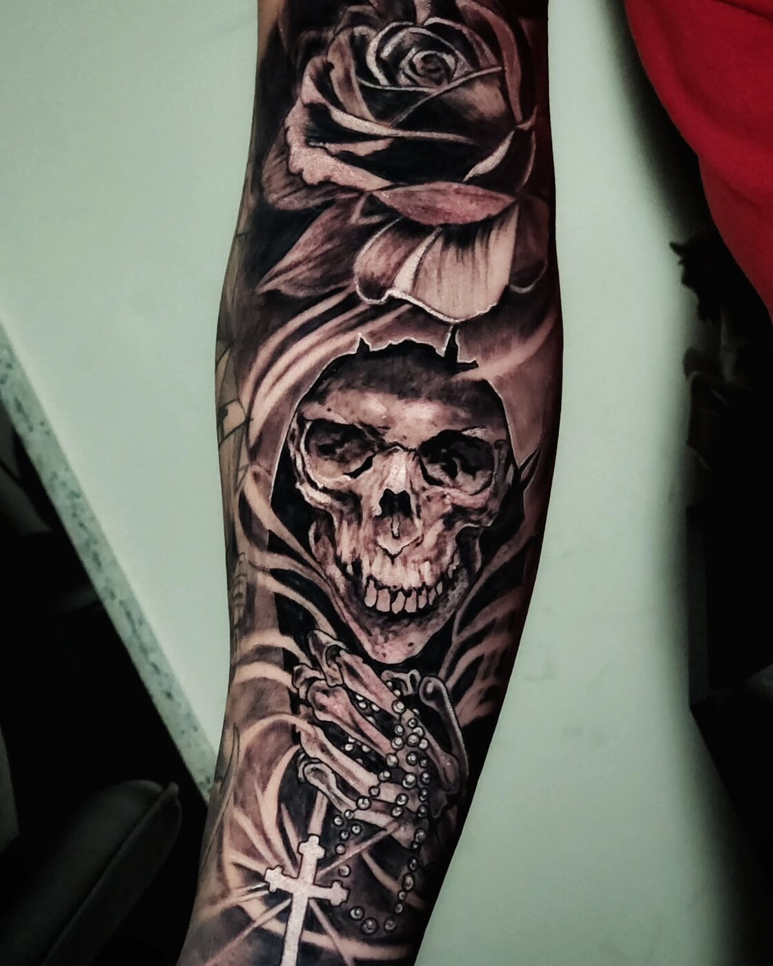 Tatuagem Caveira e rosa — Blackwork, Antebraço